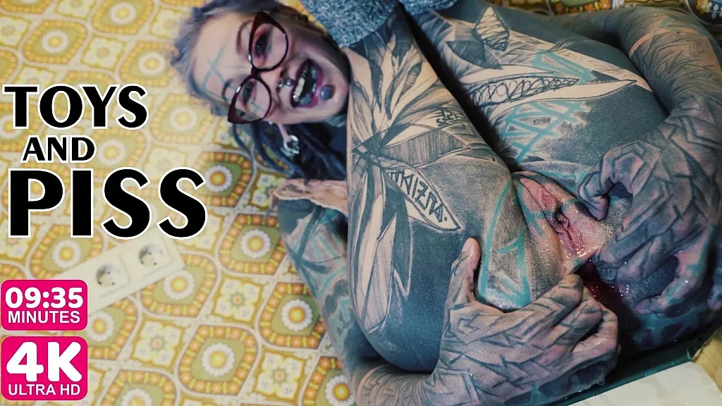 Anuskatzz's Anal Gape and Piss Performance