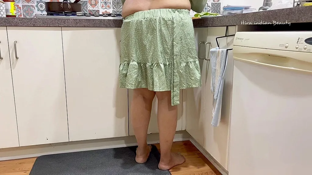 Hira Indian Beauty's Sensual ASMR Cooking: Barefoot and Voluptuous