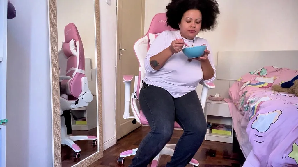 Curvy Latina's Fart Fetish: Gostosa's Epic Performance (HD)