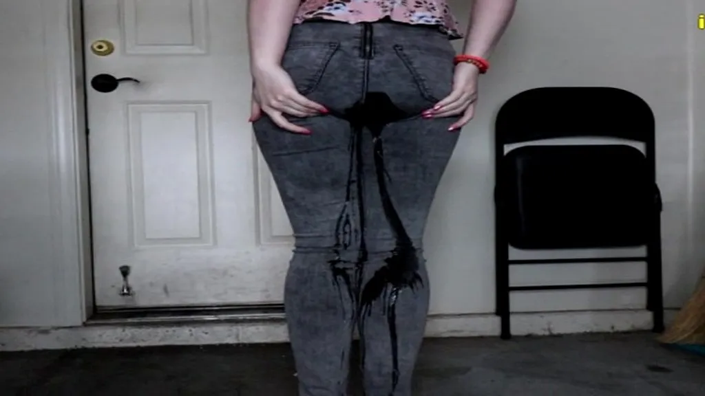 Harlow West's Unintentional Pissing Session - Solo Fetish Video