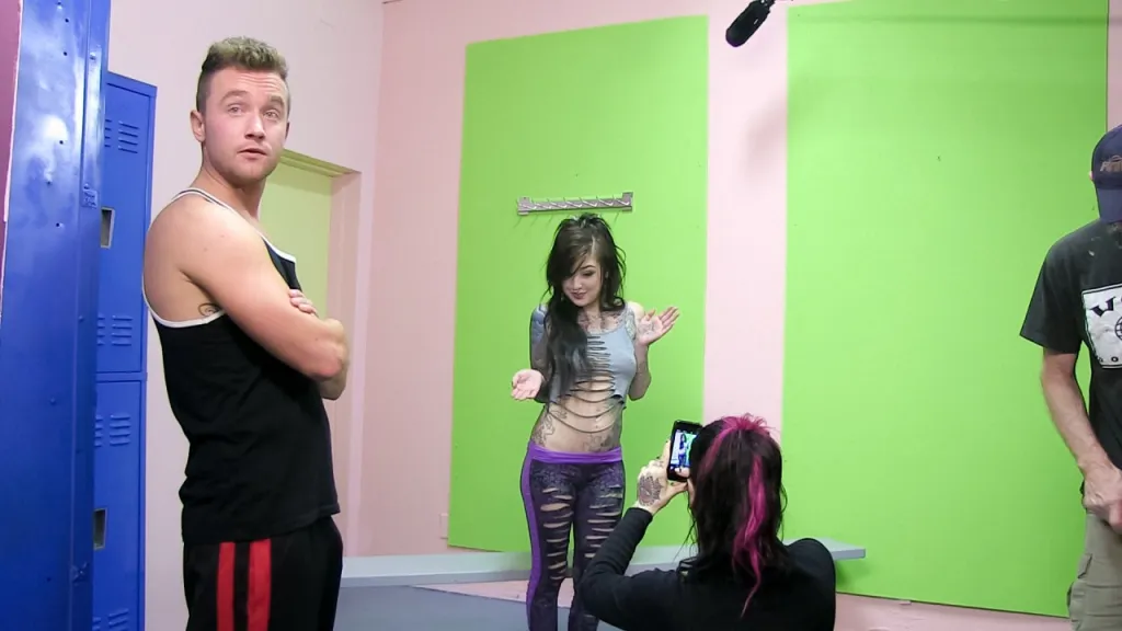 Joanna Angel, Kelsi Lynn, Van Wylde - HD: Natural Tits & Tattoos Behind the Scenes - Rough Sex Scene