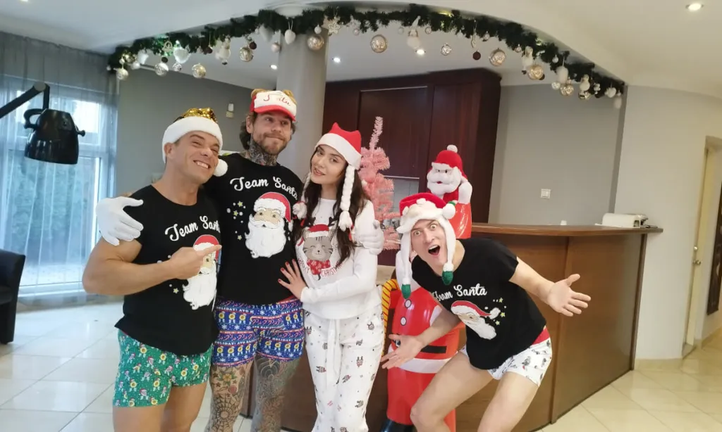 Catherine Knight, Charlie Dean, Dean Van Damme - Christmas Threesome: 4K VR Porn Experience