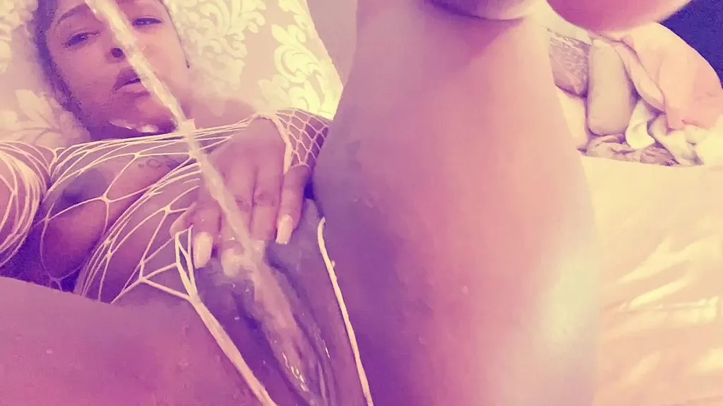 MILF LoyaltyNRoyalty: HD Creamy Piss & Natural Tits Orgasm