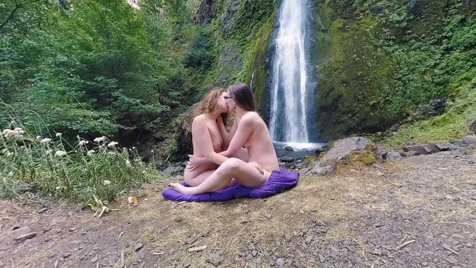 Sierra Cirque and Endza - Sexy Lesbian Pussy Licking in 360 VR Video