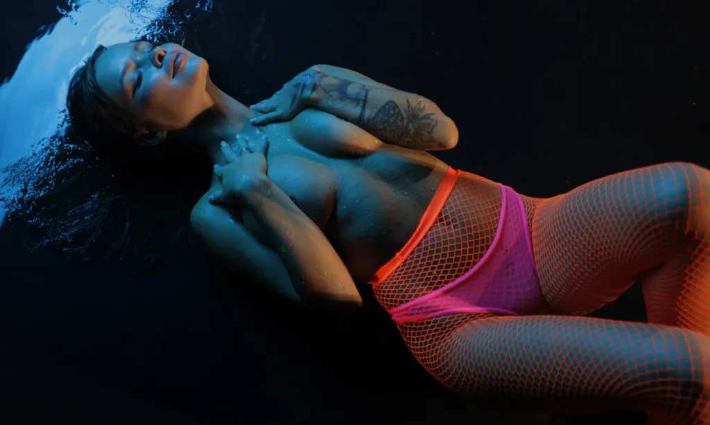 Irina Wind's Erotic 5K 60FPS Dance in Neon Lingerie and Tattoos