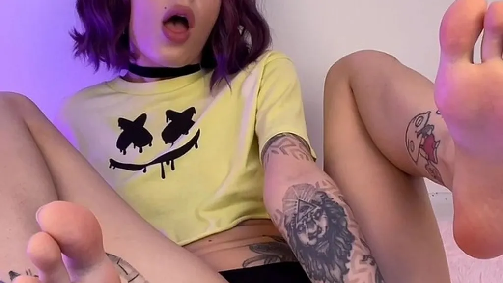 Shamelessvibe's Solo Video: Pretty Face & Meaty Pussy Lip Adventure (HD)