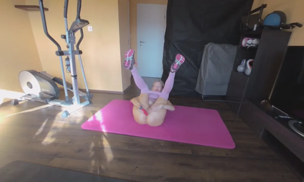 Blonde Amateur Gym Session in 180° VR with 3D Solo Model (German)