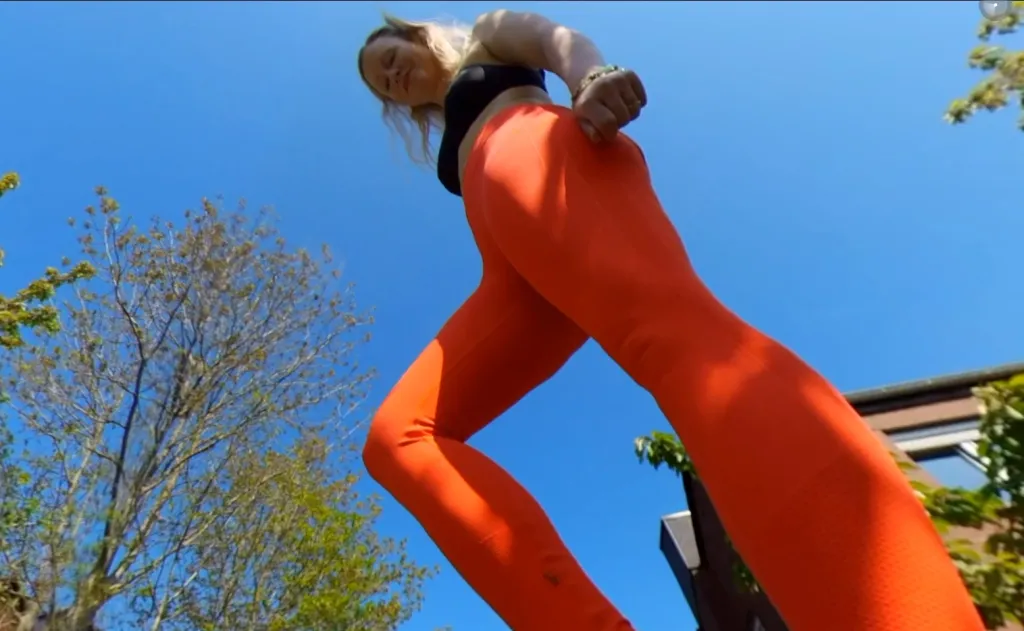 Giantess Maria: Blonde Solo Face Sitting in VR - HD 180deg 3D Binaural Sound