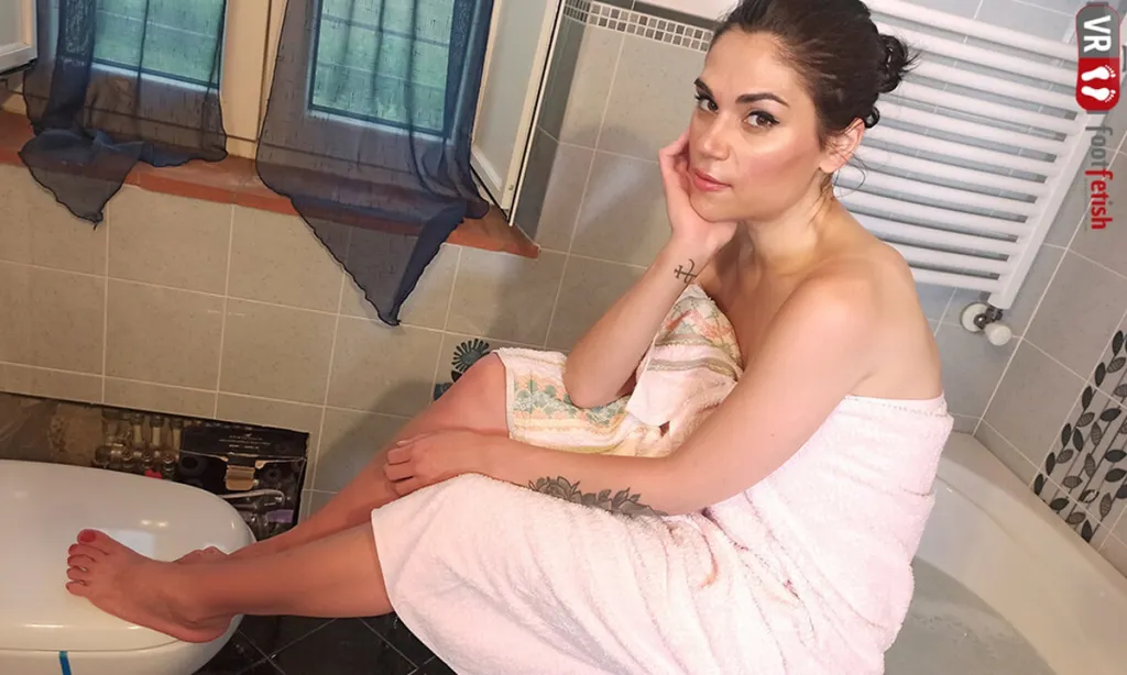 Chiara's 180° MILF Bath Experience - 4K, 60 FPS
