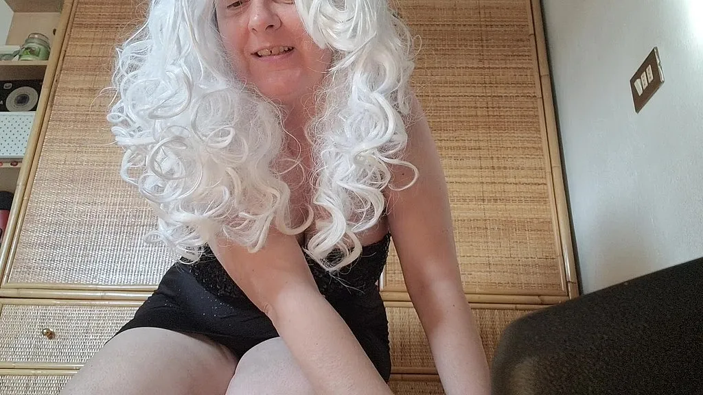 MILF Nicoletta's Foot Fetish: Pissing and Worship in HD