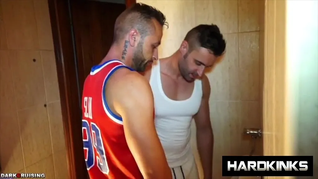 Max Duran & Antonio Aguilera - Straight Guy's Outdoor Blowjob (HD)