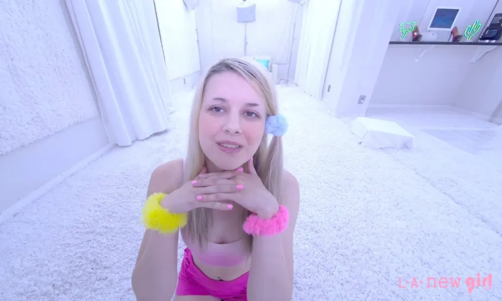 Dez Hansen's Enchanting 180° VR Striptease in 4K
