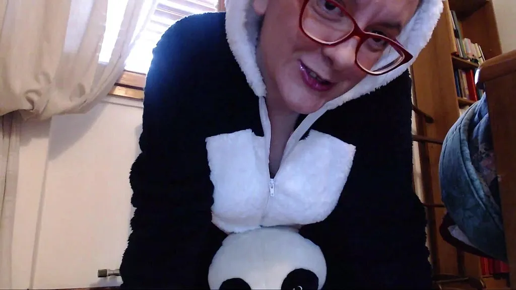 Curvy Culona, Gostosa, and Easy Squirter: Hot HD Squirt Video with Panda-Dressed Performers