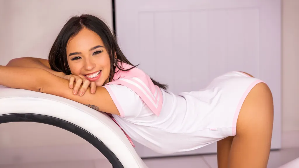Dakota Tyler's Kinky Swing Sex: HD Brunette Blowjob & Doggystyle