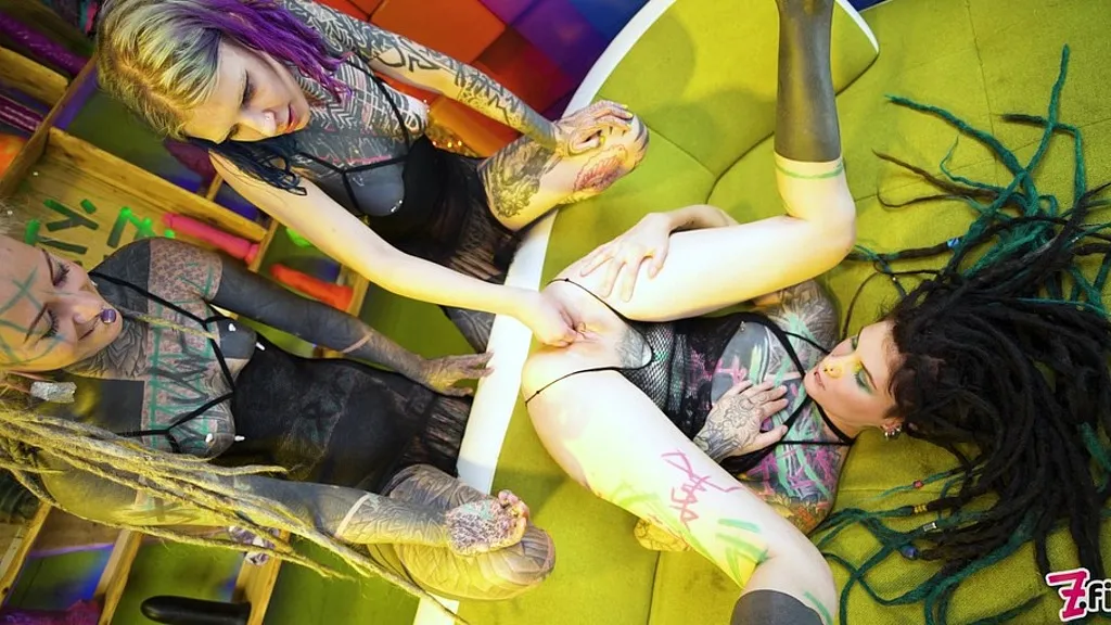 Anuskatzz, Illuz, and Serpienta's Lesbian Threesome with Anal Play and Double Penetration