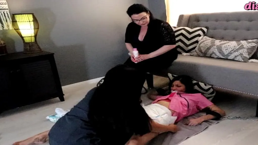 Jade Jantzen, Kenna Valentina, Diaperperv: Pissing Roleplay with Medical Diapers and Pacifiers