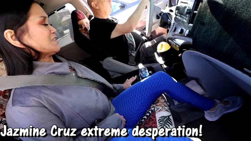 Jazmine Cruz, Diaperperv, Livewire: Desperate Pissing Session in yoga leggings