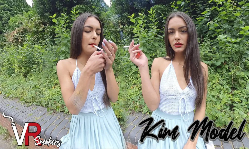Kim Model's Outdoor Brunette Performance in 4K