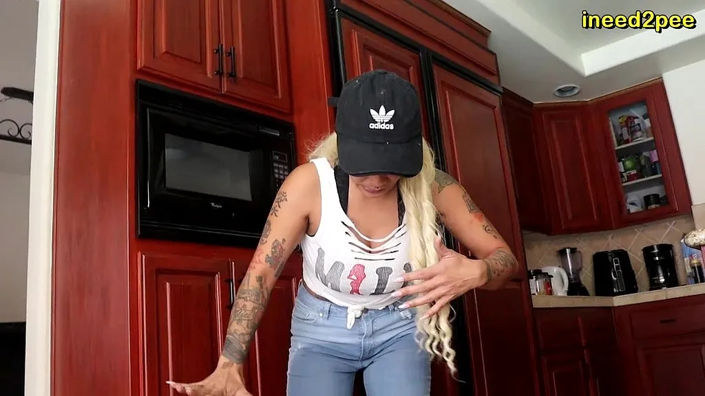 Loosey Lu's Asian MILF Pissing in Jeans (HD)