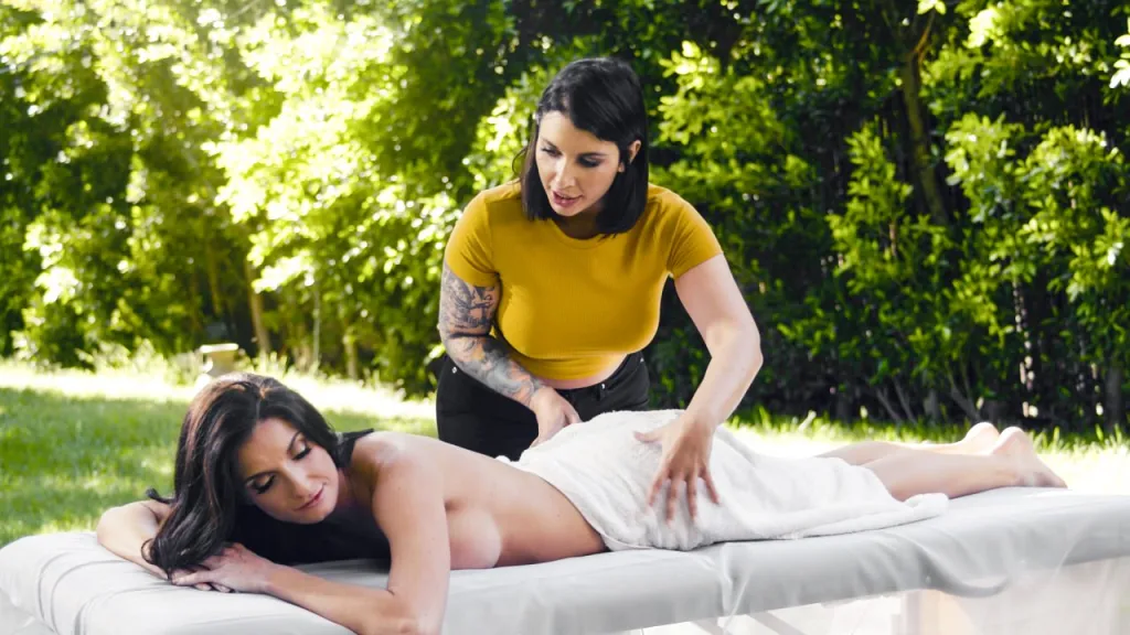Ivy Lebelle & Silvia Saige: Outdoor Lesbian Massage & 69