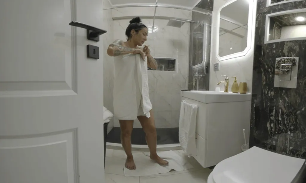 Mistress Kennya's BDSM Vacation: Shower Tease