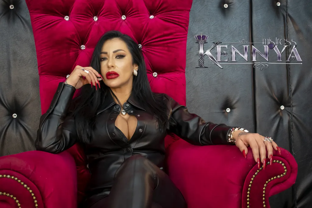 Mistress Kennya's Solo MILF Tattoo Session in HD