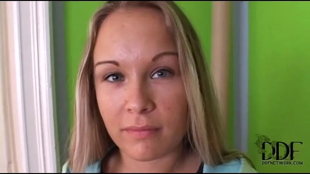 Jessica Moore: Blue-Eyed Blonde Showcases Natural 34DD Tits