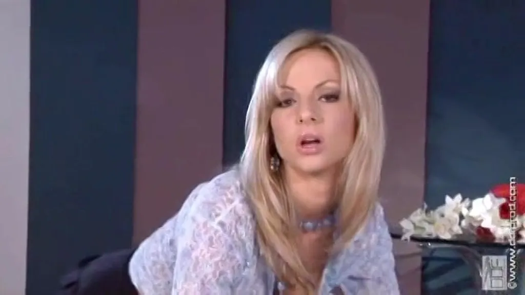 Vanessa Cooper: Blonde Strokes Her Own Pleasures