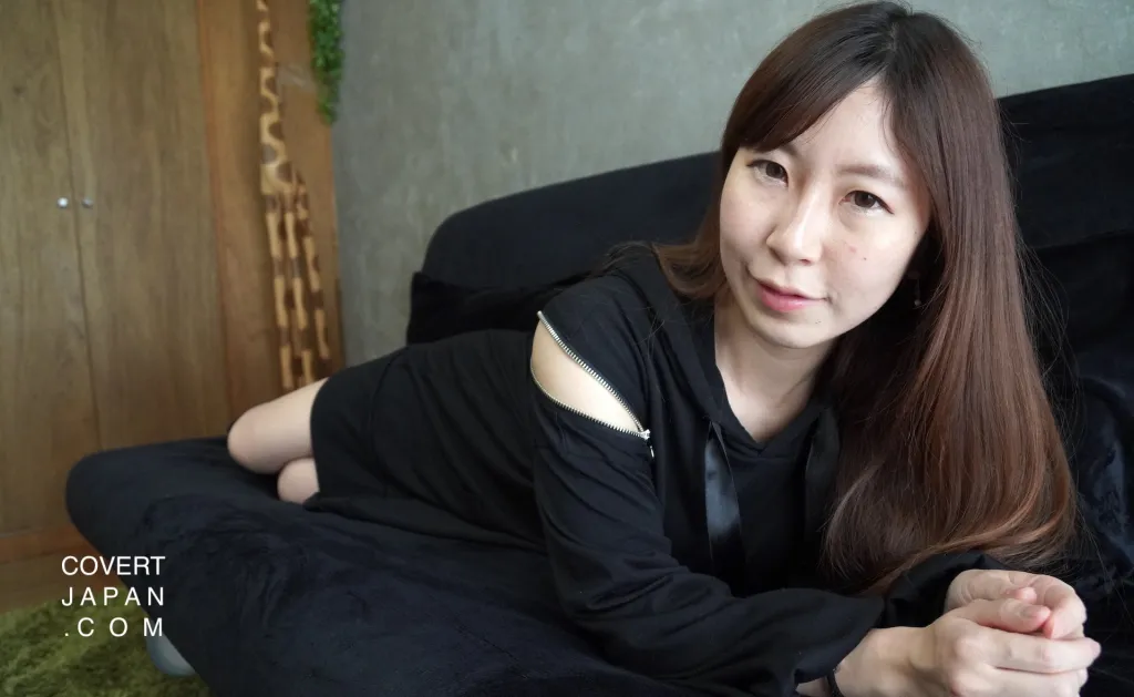 Japanese MILF Nami's Surprising Lesson: A Seductive Blowjob Experience (VR)