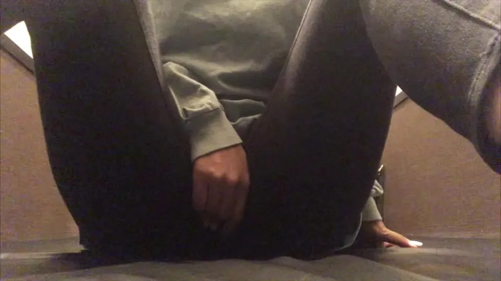 Asian Squirt: Big Toy Squirting Video