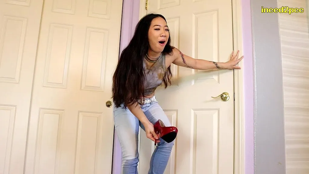 Kiara Star's Sensual Solo Pissing Fetish Performance in HD