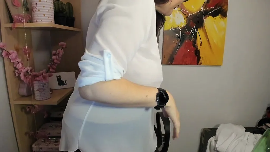Gostosa, Nerd, and Amateur: Curvy Performers' ASMR Piss Play Session