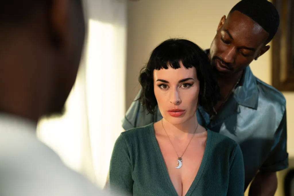 Olive Glass, Isiah Maxwell, Hollywood Cash in Threesome Interracial MILF Scene