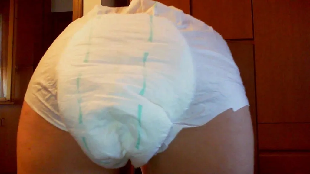 Mature MILF Culona's Solo Piss Fetish Video - Close-ups