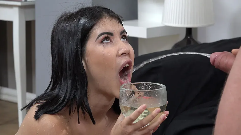 Rebecca Volpetti and Lady Dee: Pissing, Dildo Play and Intimate Kissing - Close-ups