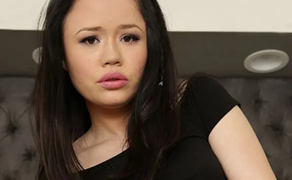 Yhivi's Shaved Pussy POV: 60 FPS 3D Video