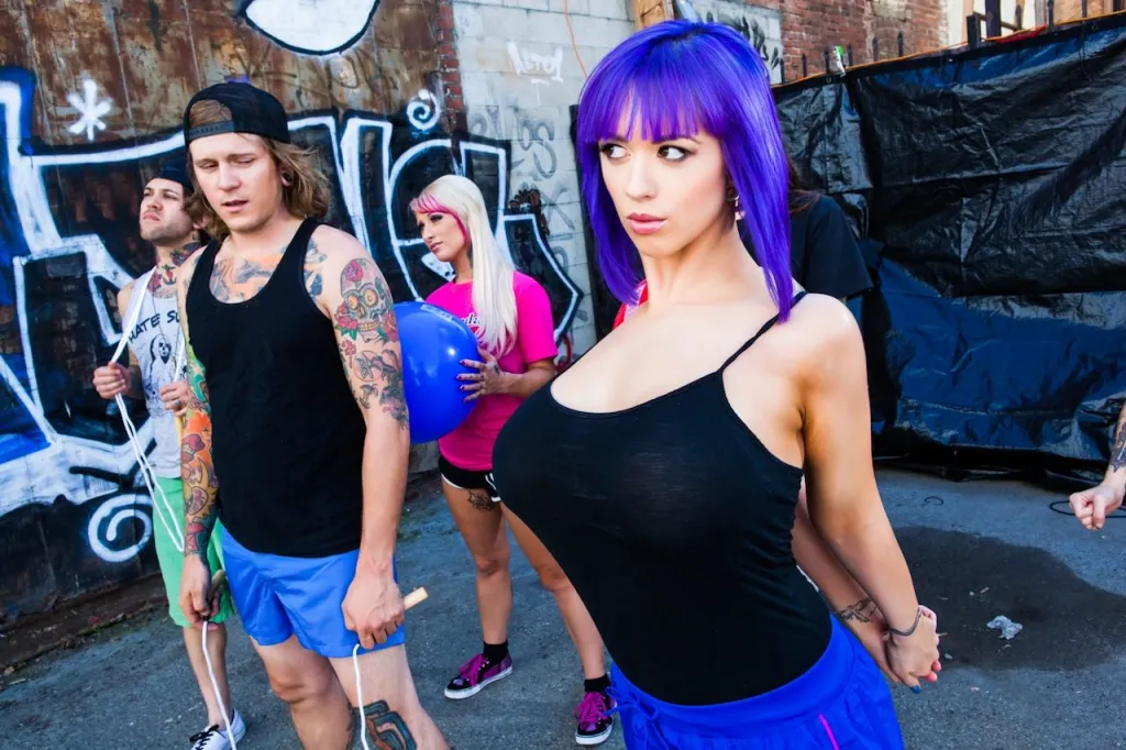 Larkin Love and Jon Jon - Unintentional Zumba Mishap (HD)