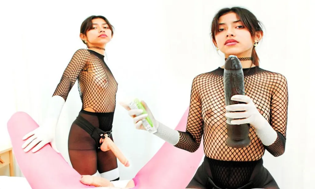 Mia Ramas: Brunette Teen Dominatrix - 180° POV in Pink Pantyhose