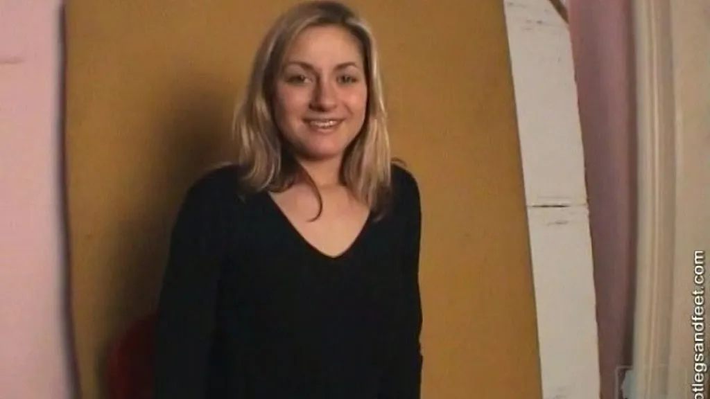 Greta: Blonde Babe Sucks On Her Own Toes