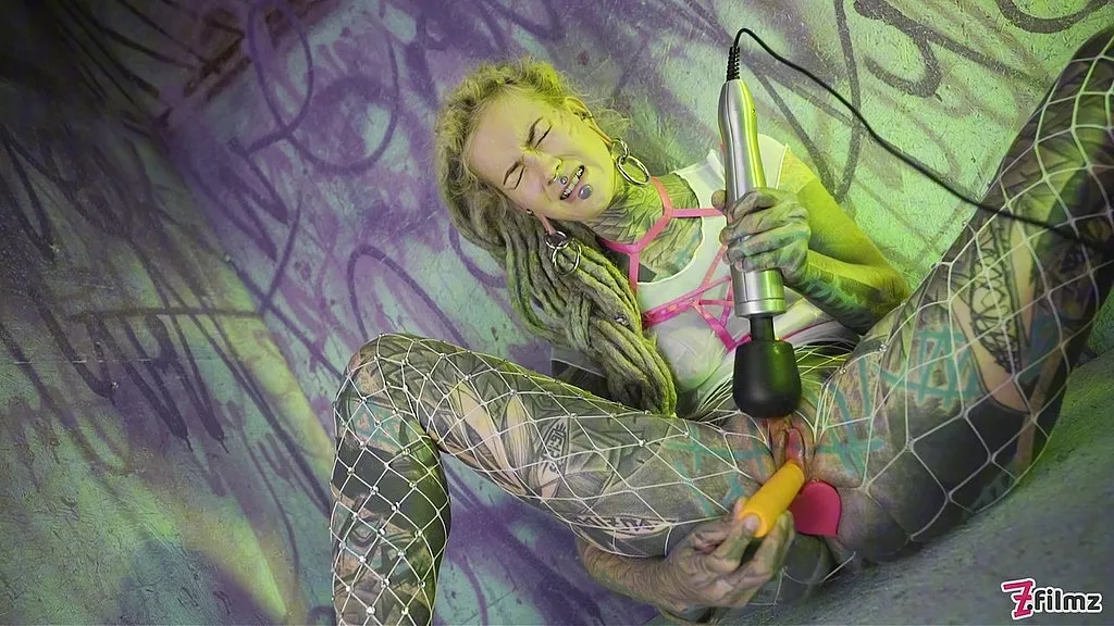 Solo DP Session: Anuskatzz with Buttplug and Doxy Toy