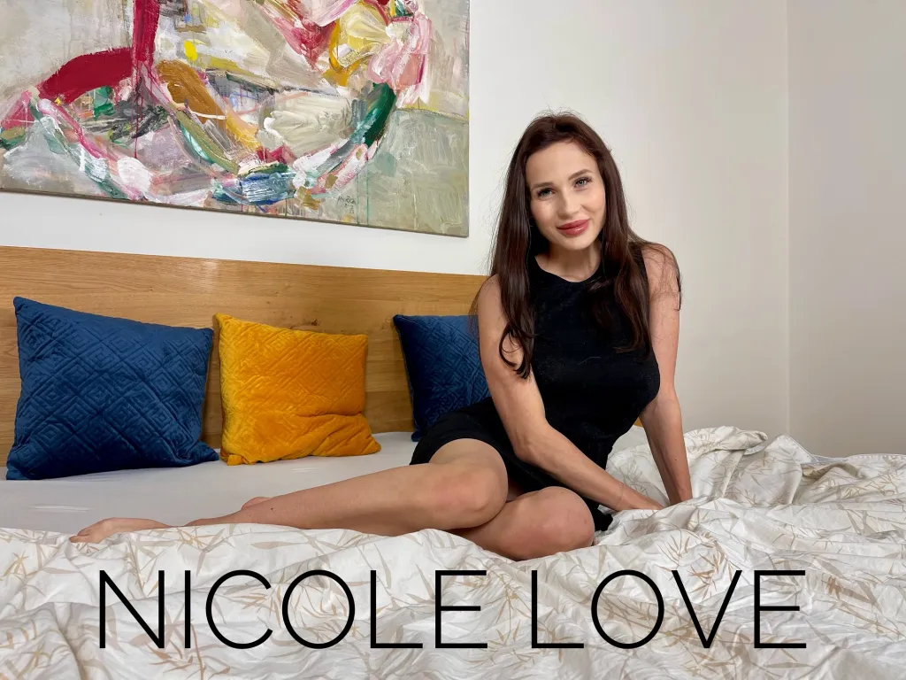 Nicole Love's Brunette Solo Fingering Session - HD, 180° VR