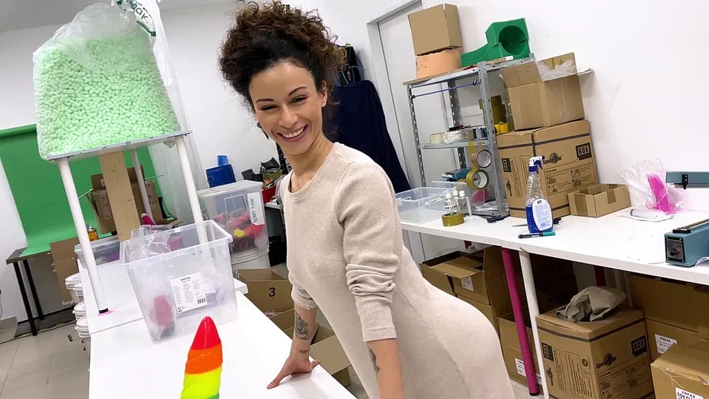 Stacy Bloom's Anal Fisting Video: Solo Session with Big Toy and Squirting Orgasm