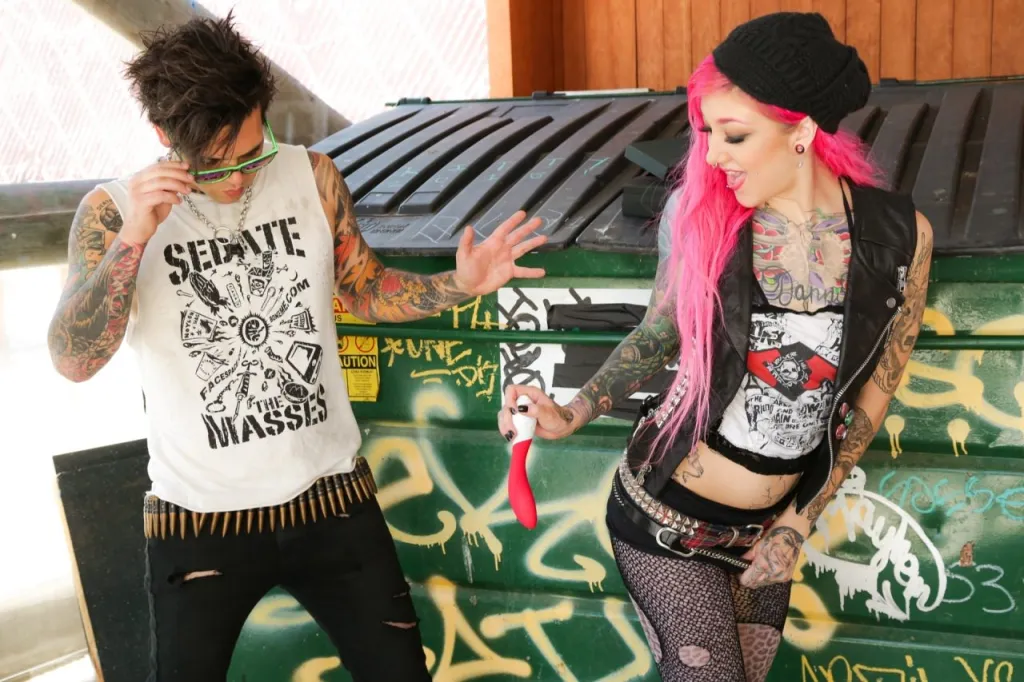 Kelsi Lynn and Small Hands: Outdoor Rough Sex with Tattoos and Toys