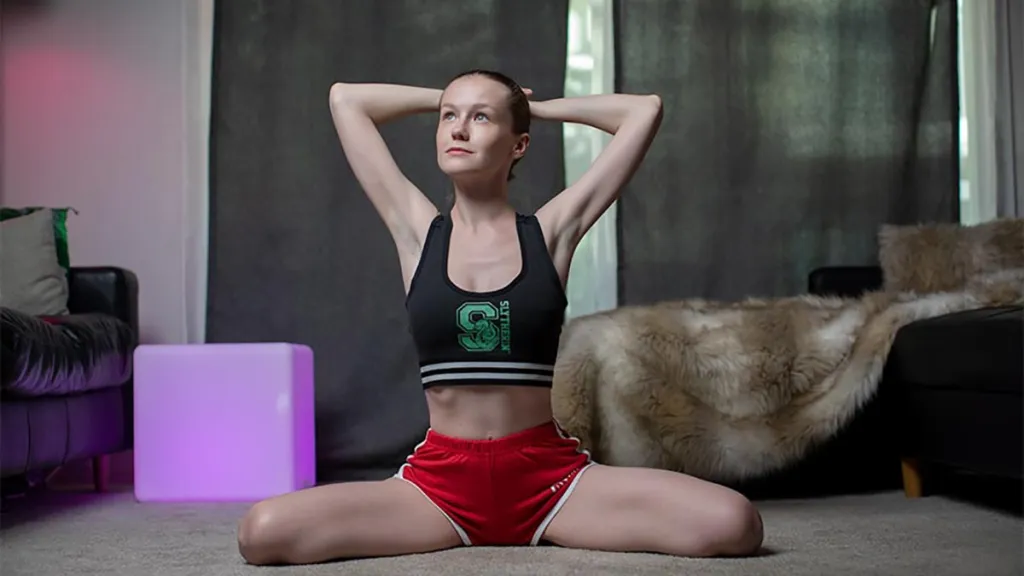 Emily Bloom - Ukrainian Brunette Solo Performance in 3D VR