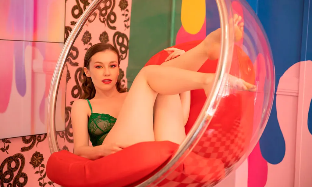 Emily Bloom's Ukrainian Brunette 180° 3D Video in 4K