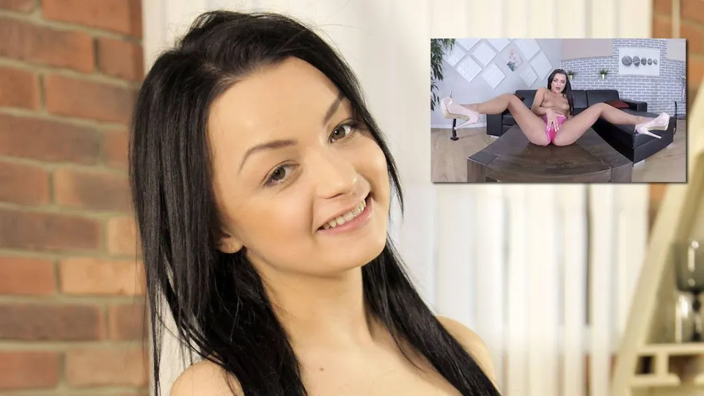 Dafne's Solo VR Scene: Fingering, Pissing, & Hotpants