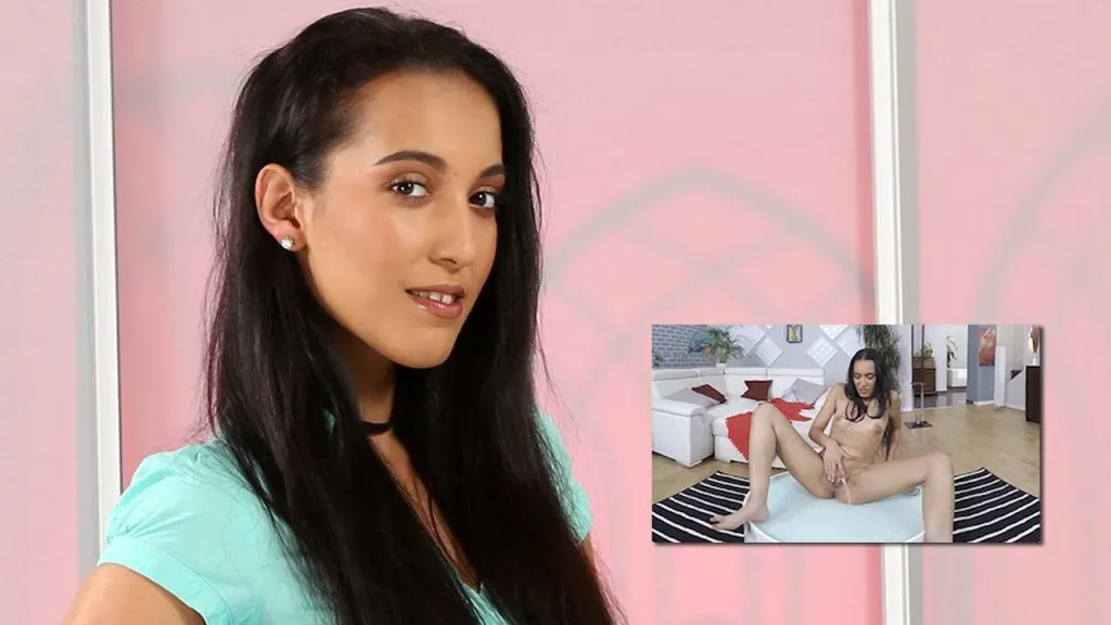 Amanda Estela's Solo Pissing & Masturbation Session in VR