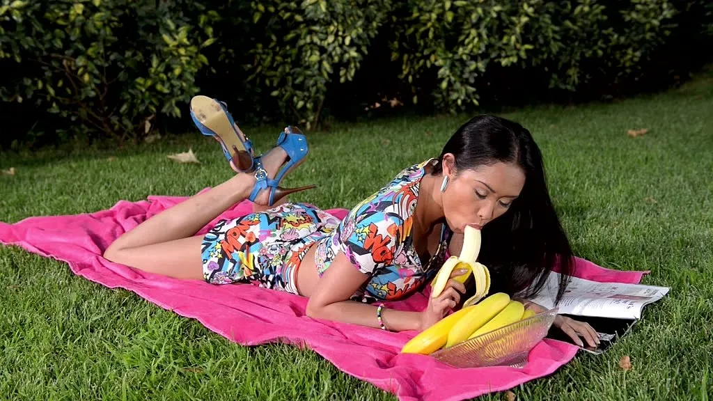 Danika: Filipino Brunette's Outdoor Solo Show with Banana Dildo (HD)
