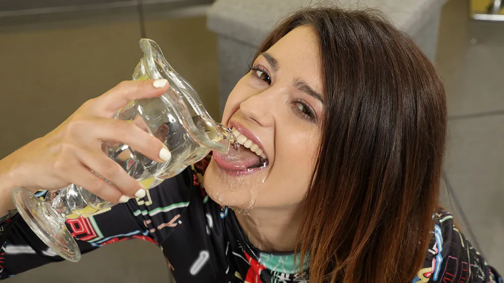Valentina La Piedra: Solo Erotic Fingering & Glass Urination Session