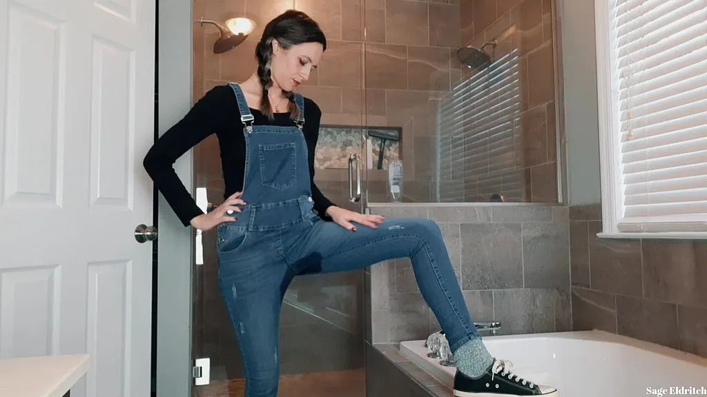 SageEldritch in Brunette Cosplay Pissing Solo - HD
